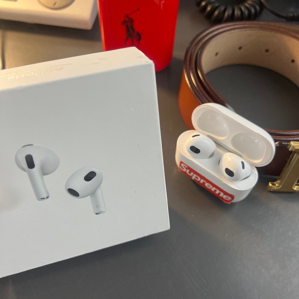 Apple AirPods W/ MagSafe charging case
